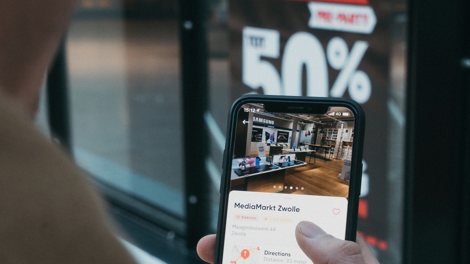 Compras pelo celular em app de loja